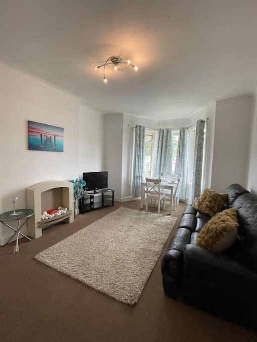 2 Bedrooms In Near Center Edimburgo